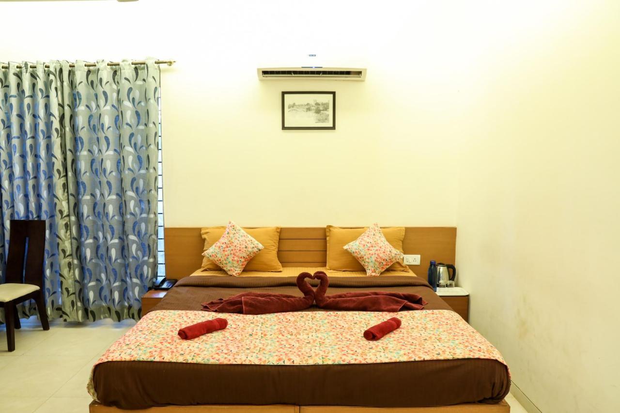Surya Kiran Miramar Bed and Breakfast Panaji Exteriör bild