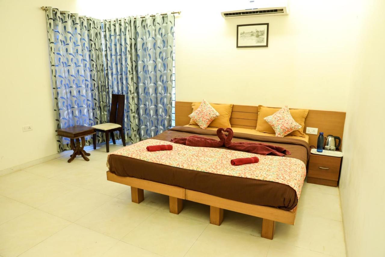 Surya Kiran Miramar Bed and Breakfast Panaji Exteriör bild