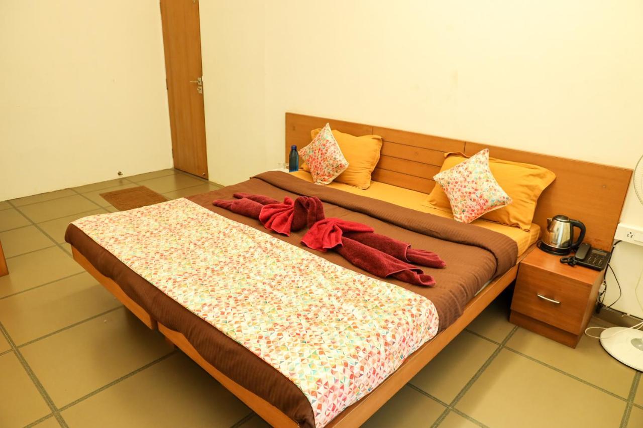 Surya Kiran Miramar Bed and Breakfast Panaji Exteriör bild